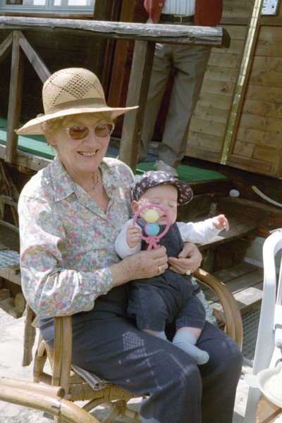 DSC0000-0134_84.JPG - Mai 2000 : au chalet de "Nagy Papa", vous vous dcouvrez un deuxième point commun (outre la qualité de grands-parents)...